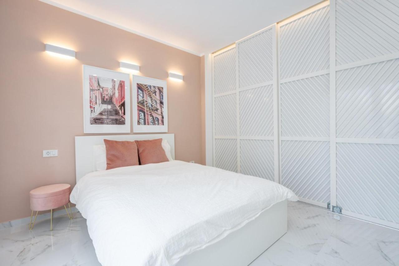 Fantastic City Center Apartment Bukares Bagian luar foto