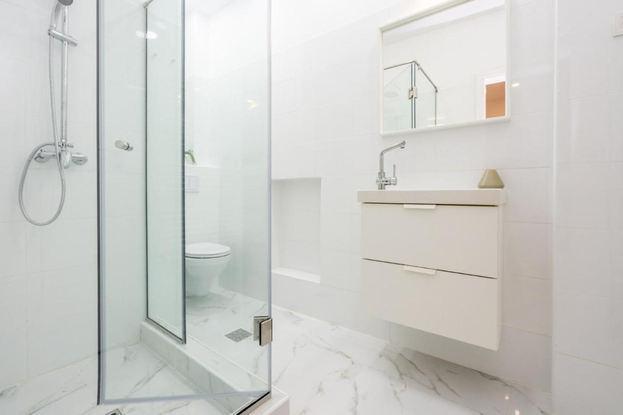 Fantastic City Center Apartment Bukares Bagian luar foto